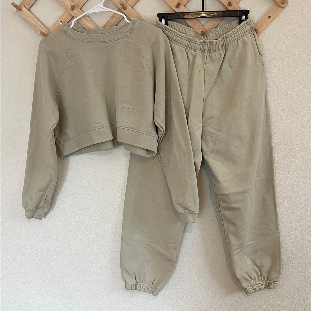 Daily Drills Set of Mint Green “Dew”  Cropped Reversible Sweatshirt & Joggers - Picture 5 of 11